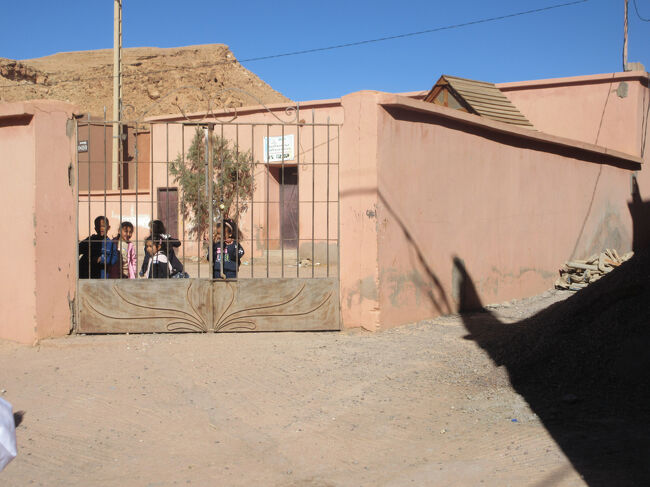 世界遺産でした。ここは近くの保育園みたいでした。子供たちがこちらを見てさわいでいます。