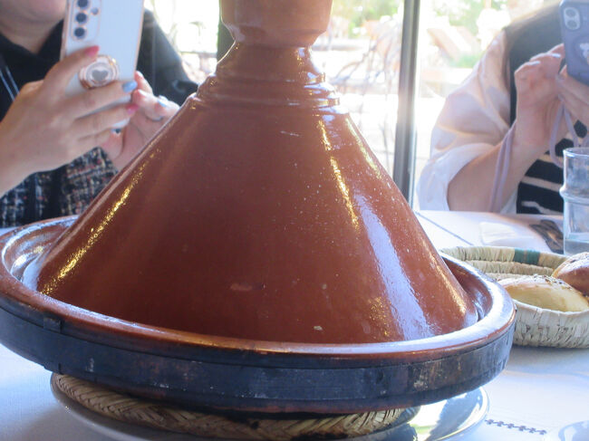 タジン鍋ですが、ふたをつけたままテーブルに置かれたのは初めてだったのでみんな、写真。