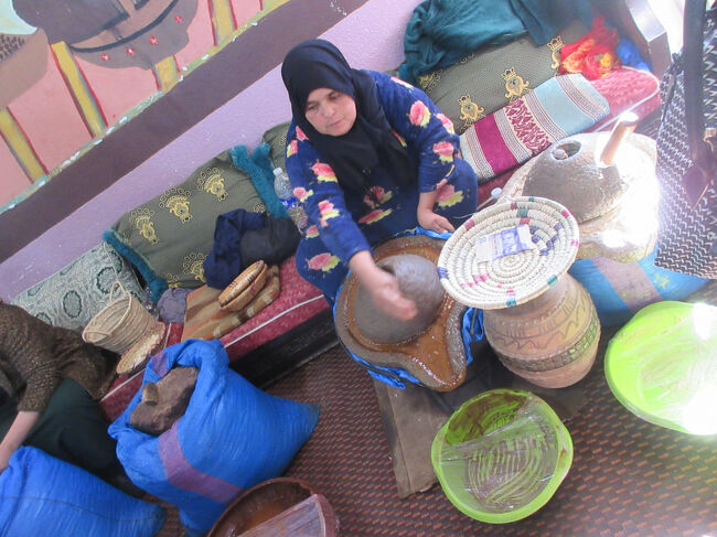 石臼のようなものでゴリゴリして、油を搾りだします。