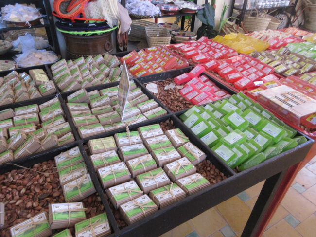 ここでも女性が、達者な英語でアルガンオイルの効能などについて説明してくれました。石鹸などもあります。