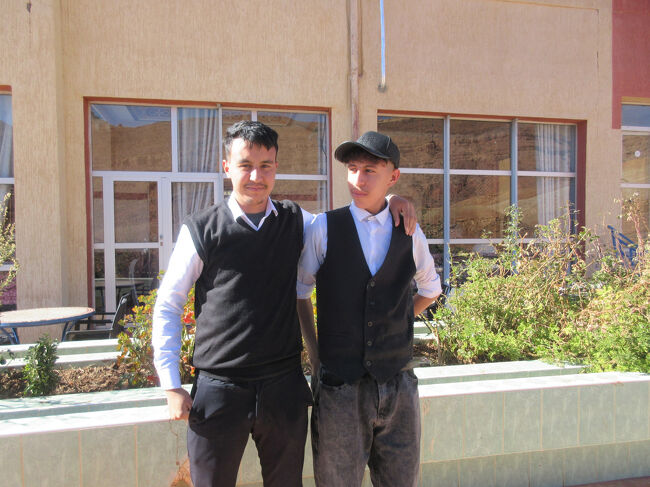 ウエイターさんたち。陽気です。