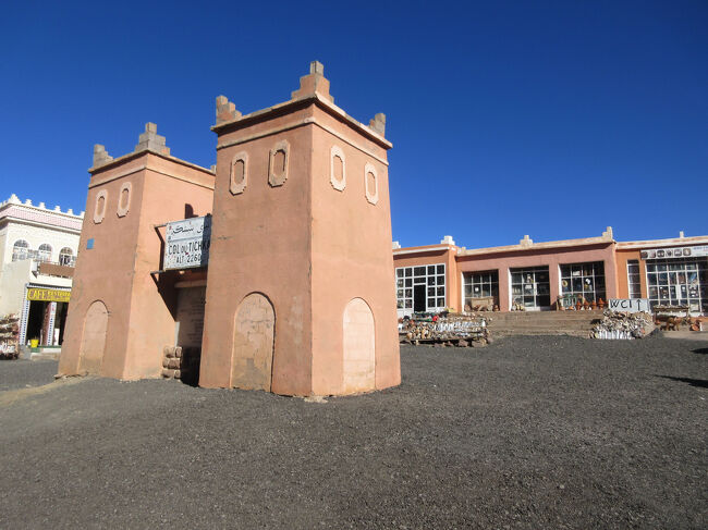 アトラス山脈にそびえるティシュカ峠です。