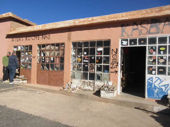 お土産屋さんが並んでいます。