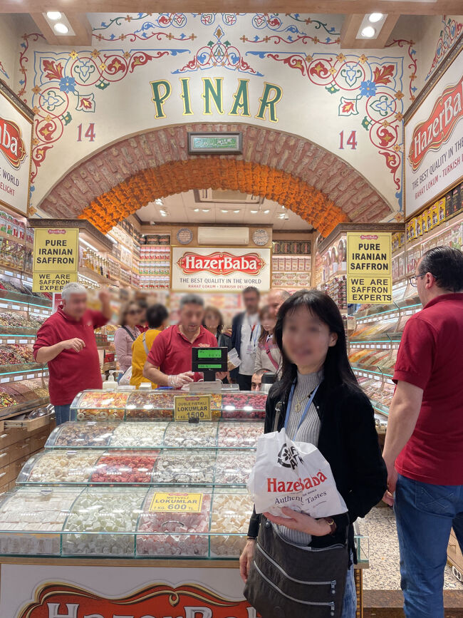 現地ガイドお勧めのお店でお土産お買い上げ～<br />