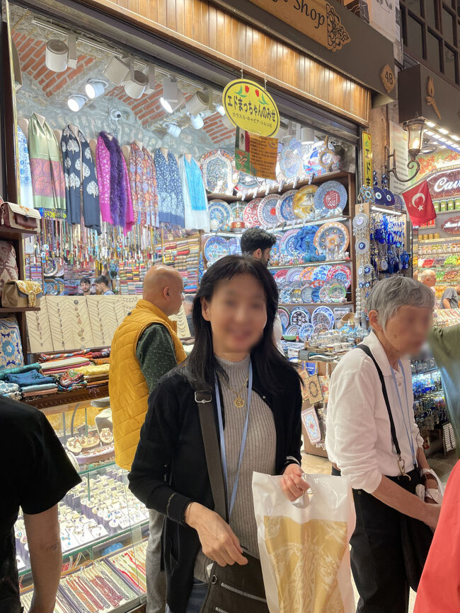 またまた、お土産お買い上げ～<br />デーツやら何やらです<br /><br />ちなみにここは日本語表示のお店、<br />「エドまっちゃんのみせ」<br />