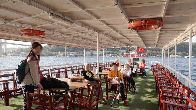 50人ぐらいが乗る、こんな舟です<br />わずか10人ほどの乗員で、約1時間の船旅です<br /><br />(ちなみに家内は船酔いするのでホテル待機)<br />