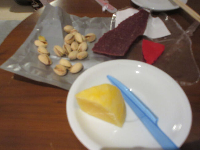 チーズもさっき買ったもの。日本から持ってきた鹿ジャーキーとか、ドライブインで飼ったピスタチオなんかもあけました。ビュッフェにあったリンゴも持ってきておつまみにしました。さて、明日はいよいよモロッコの観光最後の日になります。マラケシュの世界遺産を見て、ジャマエルフナ広場を昼と夜訪れ、夜遅くまで観光しますよ。では、ここまでご覧くださいまして、ありがとうございました。