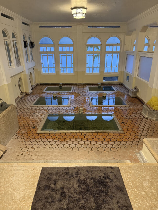 入ってすぐに脱衣所。左奥に２か所穴がありますが、一人サウナみたいな個室でした。