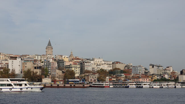 海峡からイスタンブールの街を眺めます<br />