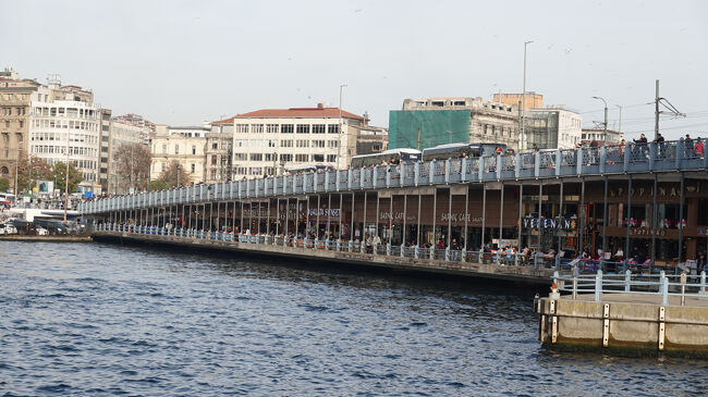 ガラタ橋には大勢の人…、釣り人と観光客<br /><br />橋の下には、沢山のカフェやレストラン<br />