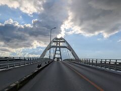 まずは港からほど近い瀬底島へ。
本島と橋で繋がっており行きやすいのですが、ビーチの駐車場は混雑気味...