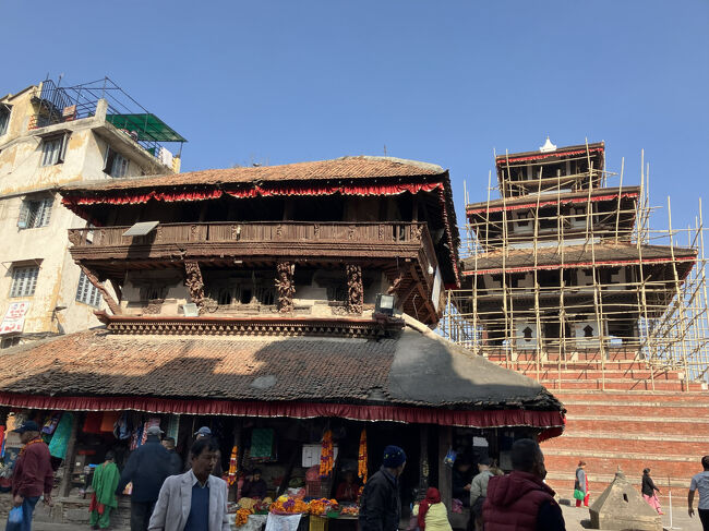 北を見ると、奥には修復中のシヴァ寺院。９段の基壇の上に３重の塔がそびえます。手前の建物は、今は小売りの店になっていますが、昔は何だったのでしょうね、それなりにこれまた趣のある建物です。