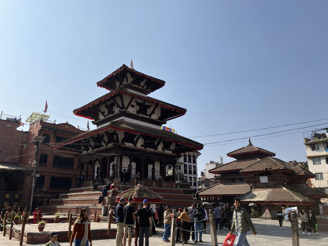 左の５段の基壇の上の建物が、ヴィシュヌ神を祀るナラヤン寺院。<br />奥に見えるのが、カスタマンダプ寺院。右が何か判らないけど今は小売り商店が入っている建物。