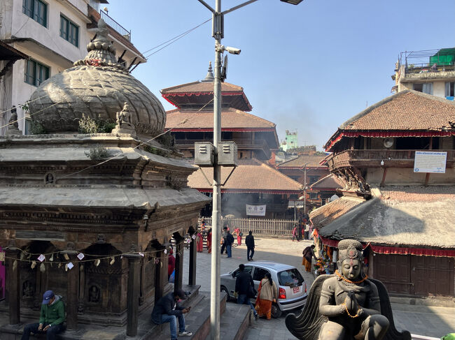 ナラヤン寺院から東方向を見る。<br />手前にはヴィシュヌ神の乗り物であるガルーダの像があります。左の建物はスライムの形をしたものが屋根の上に載っていて特徴的なのですが、何の建物なのかよくわかりません。奥はカスタマンダプ寺院ですね。