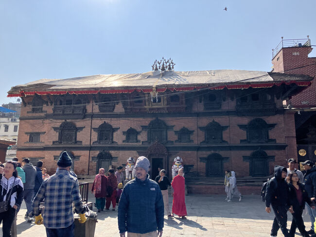 クマリの館。<br />女神クマリには、大女神ドゥルガーや昔のネパール王国の女神タレジュ、密教の女神ヴァジラ・デーヴィーが宿るとされ、その化身の少女が住んでいるところです。<br />