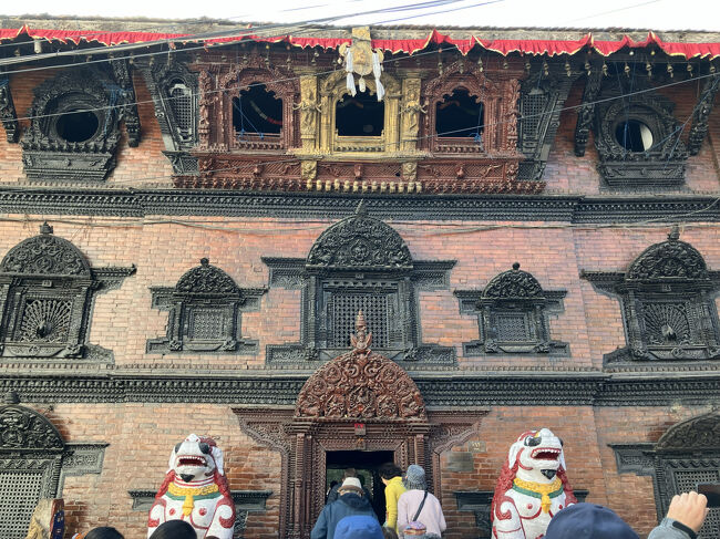 クマリの館にもう少し近づいて。<br />カラフルな２頭の石造りの獅子が入口の両側を守っています。