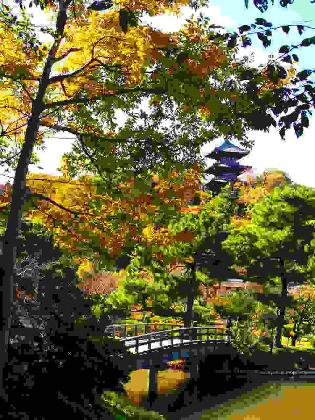 あれに見えるは、1914年に京都・木津川市の燈明寺から移築された旧燈明寺三重塔