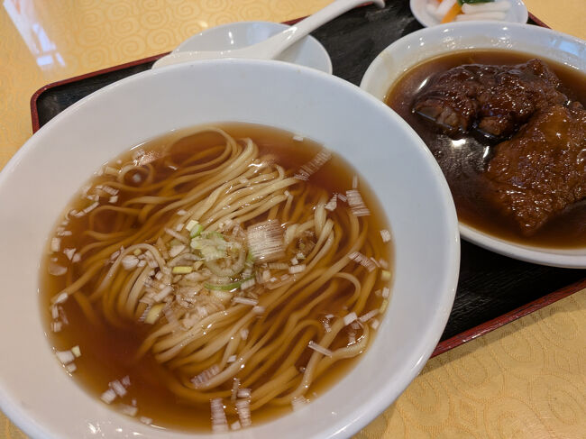時々無性に食べたくなる徳記の豚足麺。<br /><br />初めて食べたときは完食できなかった。