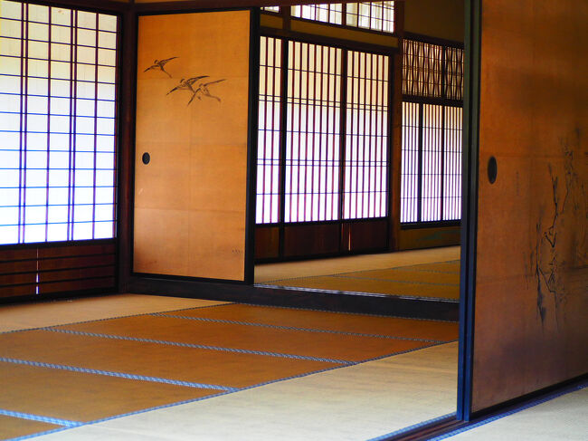 原三溪、生糸貿易や製糸業などで財をなした実業家で本名は原 富太郎。<br />1939年に亡くなっているので、それほど昔の人でもない。