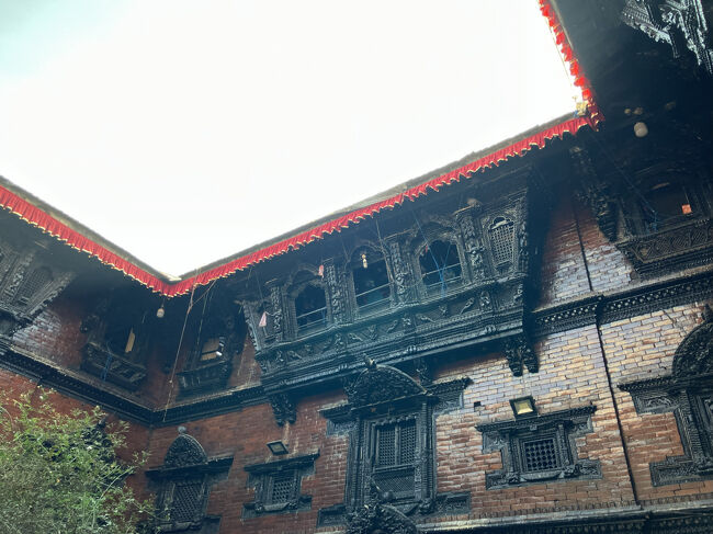 １日２回、あの３階の中央の窓から、クマリが顔を出してくれます。<br />時間になると、入口の戸は閉められます。クマリの写真撮影は禁止で、カメラ、スマホの類いは、バッグ、ポケット等に入れるように注意されます。<br />現在のクマリは10月に代替わりしたばかりの２歳７ヶ月の子だそうです。しばらく顔は出さなかったそうですが、この日は顔を見せてくれました。まだまだ幼いでしょうに人見知りするようなそぶりも見せず堂々としていました。