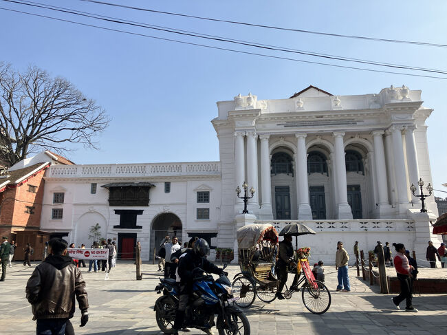 ダルバール広場の雰囲気にそぐわない旧王宮の西洋風部分。いつの時代か、左側の煉瓦造りから建て替えたのでしょうね。どっちもハヌマン・ドカ（旧王宮）です。