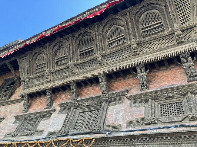 窓の部分をアップ。さすが王宮という精密さです。