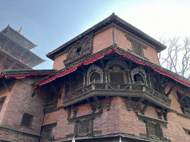 ハヌマン・ドカの北西の角にある、王様専用の窓。これでもか、という精緻な彫刻。