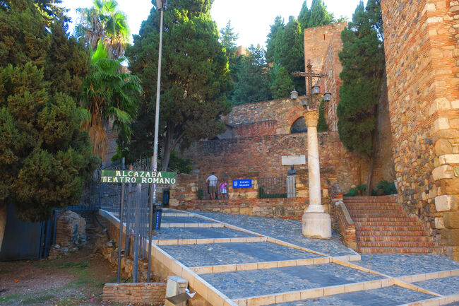 どうやら1時間に1本ぐらいの運行なので、早めに経路検索しとけば良かったです(笑)　病み上がりなのでやらかしました… 歩いてでも行けるので、まずはアルカサバ(マラガ砦)から観光することにしました。<br /><br />■アルカサバ(マラガ砦)<br />https://maps.app.goo.gl/zN6Zp3hySEy1hA3N6