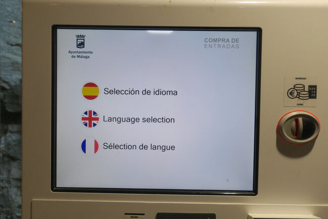 チケット売り場へ行くと、自販で買えるようになっていました。「アルカサバ(マラガ砦)」と「ヒブラルファロ城」のコンビチケットは10ユーロです。同じ日に2つ行く必要はなく、コンビチケットは48時間有効でした。<br /><br />ちなみに「アルカサバ(マラガ砦)」と「ヒブラルファロ城」は日曜14時からは無料のようです。<br /><br />■「Free admission」で検索<br />https://alcazabaygibralfaro.malaga.eu/en/visits/price-list-and-visiting-hours/