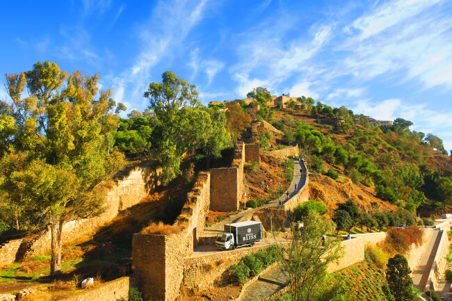 山の頂上に見えるのが「ヒブラルファロ城」です。この後あそこまで歩くのか…