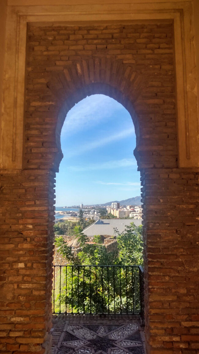 「アーチごしの景色」を撮るのが気に入っていますが、ここでは納得いく物が撮れず(笑)