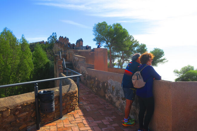 とにかく歩くので、まめに休憩を入れました。朝はクラッカー数枚とリンゴだけだったので、エネルギー不足を感じました…