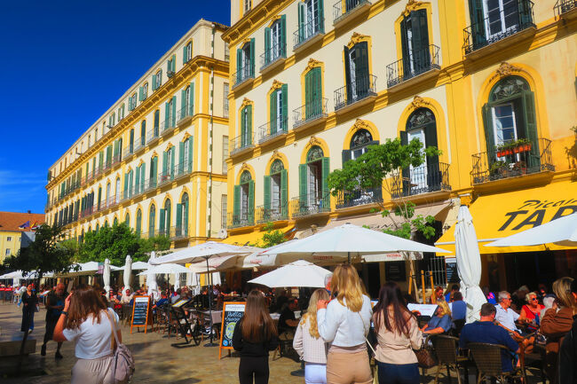 まだまだ外食は無理そうなので(笑)、ホテルに帰って一旦休憩します。寄り道をしながら帰りました。レストランエリアは賑わっています。
