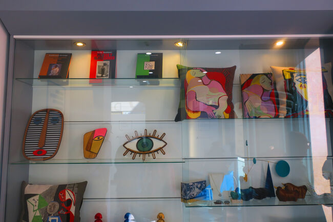 ピカソの絵にまつわるグッズが展示されていました。結局「ピカソの生家」も「ピカソの像」もスルーしちゃいました…<br />近くの「メルセー市場」ものぞいてみましたが、時間的なことなのか活気がなくて、ここもスルーです(笑)