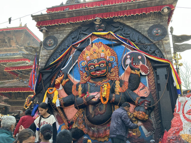 この広場で一番人気が、このカーラ・バイラヴ。これもシヴァ神の化身で恐怖の神だそうですが、なんかおどけた表情がかわゆい。<br />この石像は北向きなので、一つ前の広場全体の写真には、石像の背面の石柱しか写っていません。