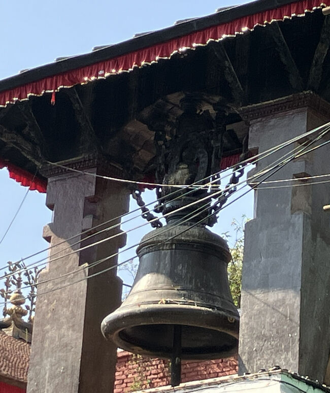 タレジュの鐘。悪霊を払うといわれる大きな鐘。かなり高い所にあります。