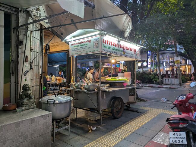 夕方、ソイ23沿のウンジアフアット(黄正發)で