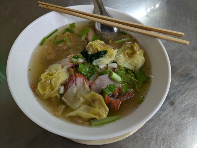 ワンタンBBQポークのバミー(60B)をいただき、宿でまたーり