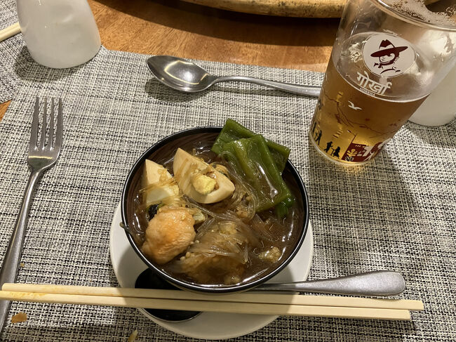 こんな感じ。お店の人がサーブしてくれました。<br />鍋のスープが少なくなると、スープを鍋の煙突部分に浴びせかけて足していました。そうすればすぐスープが熱くなりますからね。