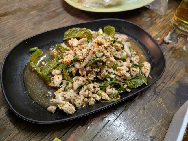 ラープなどをオーダーしてトータル1200Bほどなり