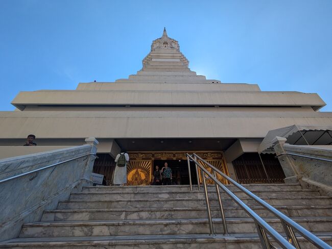 その前の仏塔に入り、上にのぼると