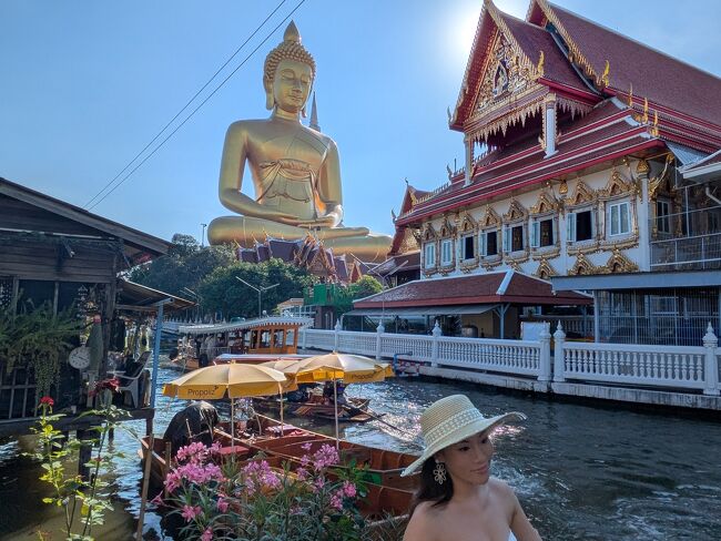 ワットパークナム大仏撮影スポットからの大仏像<br />このスポット、普通のお家の一角？のようで、座っていたおじさんが、映え写真女子からカメラをほぼ強引に貸してもらいで女子たちの撮影をしていましたｗ