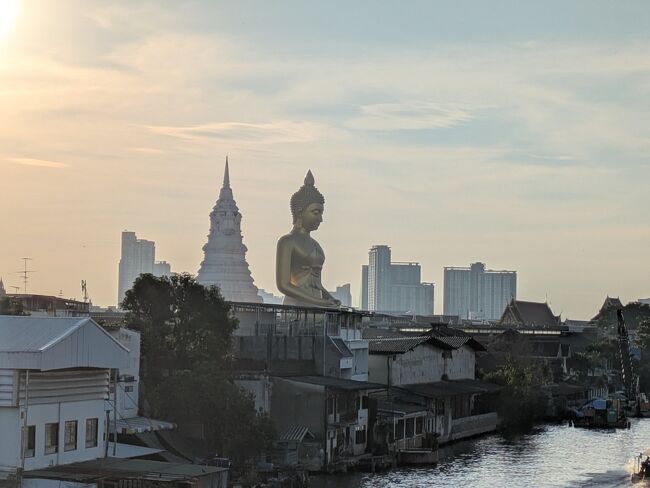 駅への途中、川越しに大仏像