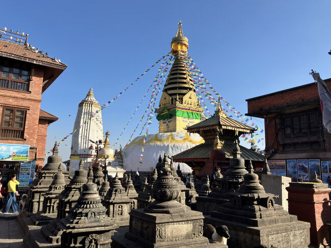 小さな仏塔がたくさんあります。