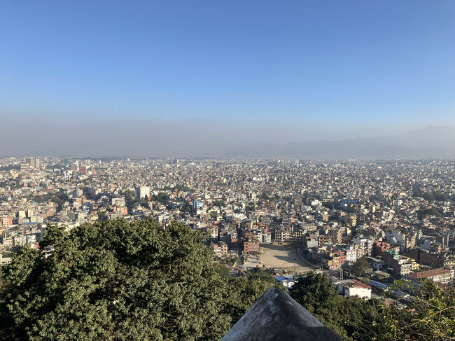 スワヤンブナートは小高い丘の上にあるので、眼下にカトマンズの街を見下ろすことができます。
