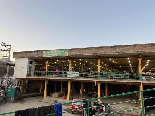 夕食まで時間があったので、ホテルの前にあった青果市場をのぞいてみました。