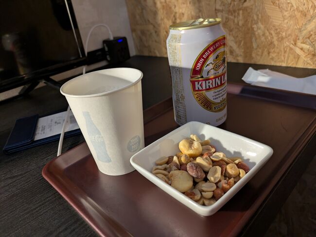 このあとラウンジが控えているので、ビール2本にナッツをオーダー