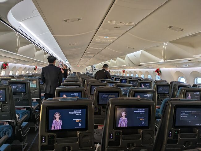 シンガポール航空の搭乗、他社ゴールドはビジネスクラスの後<br />3-3-3の真ん中最後尾通路側74D<br />ほぼ満席のようです<br /><br />