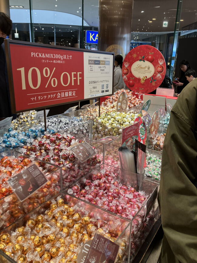 ベイクォーターの中にあるアメリカチョコ屋でチョコ配ってたのでチョコ貰って食べる