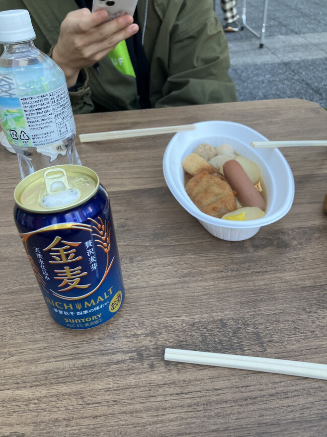 近くのコンビニで酒も買って飲む